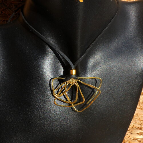 Collier bohème ajustable pendentif artisanal fleur design - bijou fait main en laiton or - création artisanale originale unique pour femme