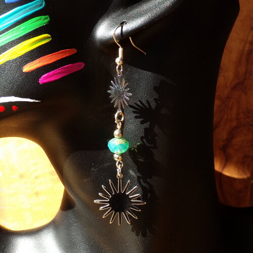 Pendants d'oreilles tribal ethnique de 8 cm (&quot;3.14) de long / soleils en acier inoxydable argent /perles en  cristal bohème vert opalescent