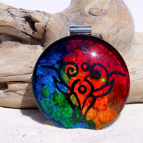 Collier cuir et pendentif artisanal cabochon rond 50 mm ∅ en verre effet loupe multicolore iridescent et bélière ethnique