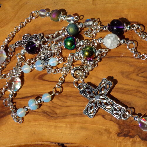 Rosaire collier sautoir 105 cm (&quot;41.33) plaqué argent - pendentif croix ciselée - perles améthyste, opaline, cristal de roche et agate géode