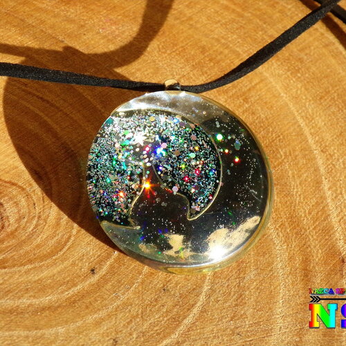 Collier ajustable bohème hippie chat sur la lune - pendentif artisanal en verre et laiton plaqué argent - bijou multicolore iridescent