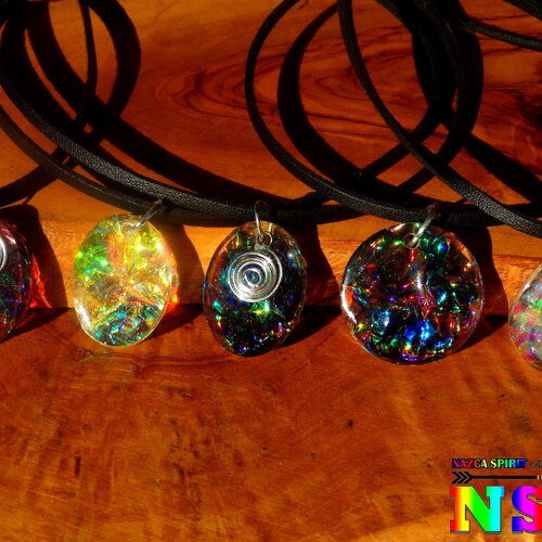 Collier réglable bohème chic - pendentif artisanal résine multicolore iridescent - imitation opale noire et opale blanche australienne