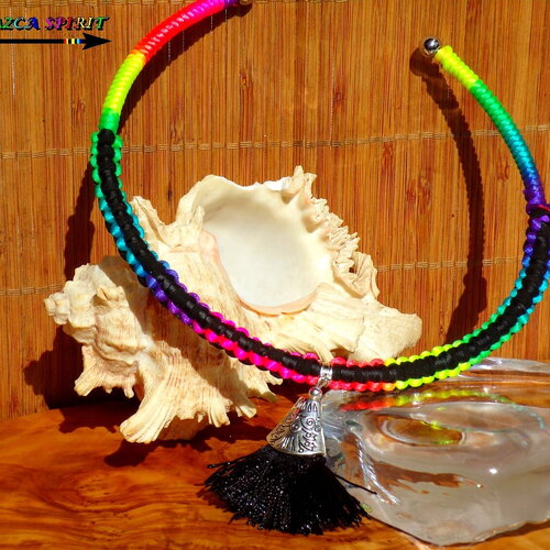 Collier jonc en acier argenté esprit pérou bohème ethnique tissage macramé multicolore arc-en-ciel pendentif pompon noir