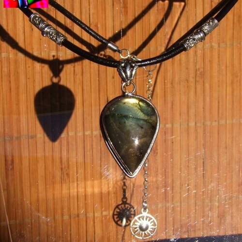 Collier ras de cou cuir noir et pendentif labradorite vert doré iridescent du pérou sertie sur monture argent 925  poinçonné