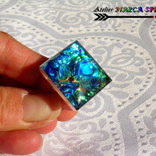 Bague cocktail réglable plaqué argent, cabochon carré verre loupe, coloration artisanal, effets opale, bleu lagon iridescent