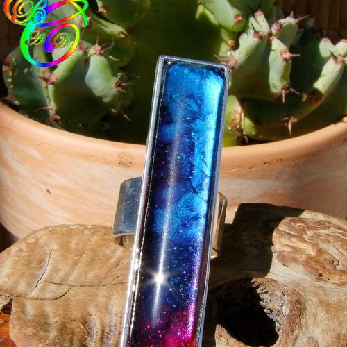 Bague réglable tribal ethnique - bijou artisanal fait main - bague aztèque laiton plaqué argent - cabochon rectangle multicolore bleu violet