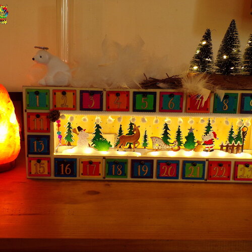 Calendrier de l'avent nomade bois peint - peintures multicolores et or et hologrammes - ours et sapins aimantés - 2 rampes lumineuses led