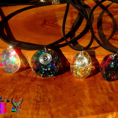 Collier réglable bohème chic - pendentif artisanal résine multicolore iridescent - imitation opale noire et opale blanche australienne