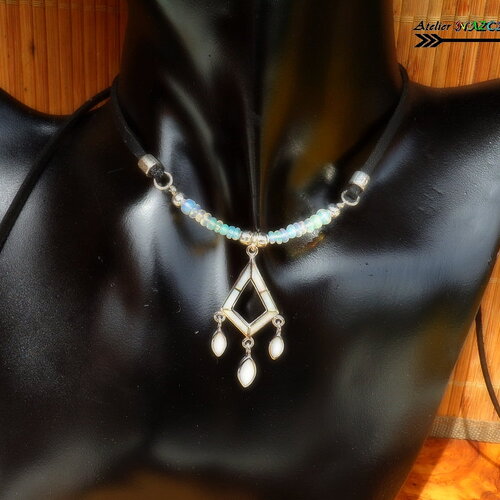 Collier réglable / ras de cou / perles en pierres précieuses / opales blanches iridescentes australie / pendentif plaqué argent opales