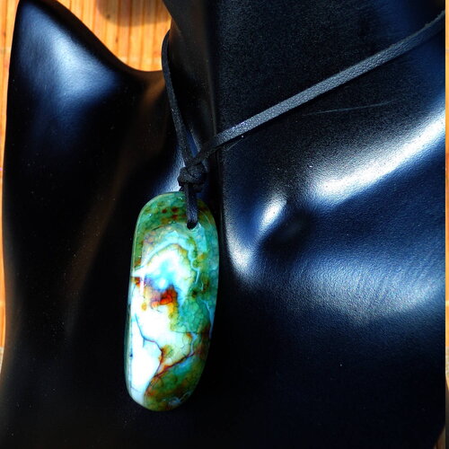 Collier ethnique tour de cou réglable suédine effet cuir noir et pendentif forme libre pierre en agate veine de dragon naturelle 4 faces