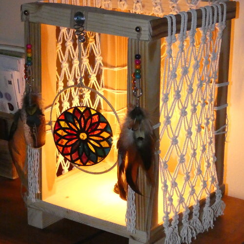 Grande lampe ethnique rectangulaire en bois recyclé, ampoule led chaud, macramé et disque plexiglas rosace multicolore peinte à la main
