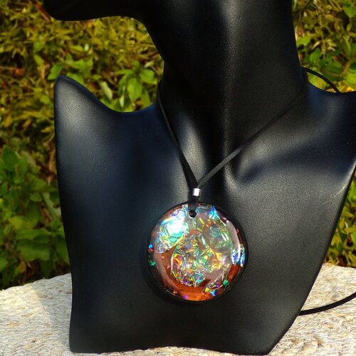 Collier bohème ethnique ajustable grand pendentif rond résine iridescente et ecorces d'eucalyptus - création unique multicolore iridescente