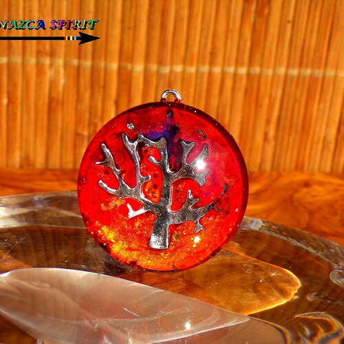 Pendentif cabochon rond de 3.5 cm (&quot;1.37) verre coloration artisanale multicolore iridescent &quot;arbre de vie&quot; métal argent- rouge/orange/jaune