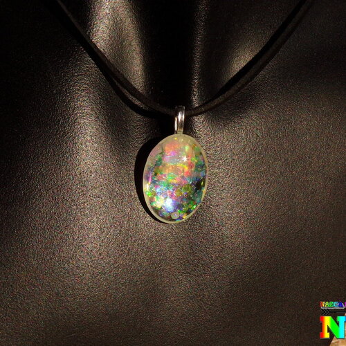 Collier bohème hippie ajustable pendentif ovale verre de 3 cm (&quot;1.18) bulles magiques multicolore iridescent - bijou artisanal opalescent