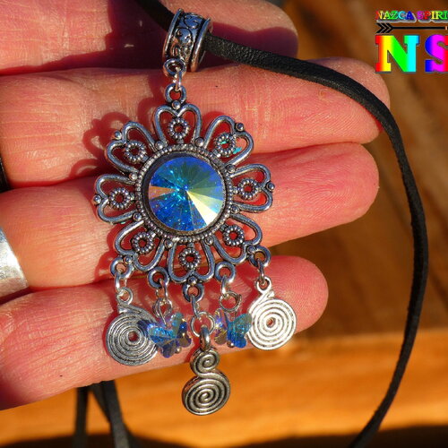 Collier bohème ethnique ajustable et son pendentif fleur ciselée - fleur en laiton plaqué argent et cristaux autrichiens aurore boréale