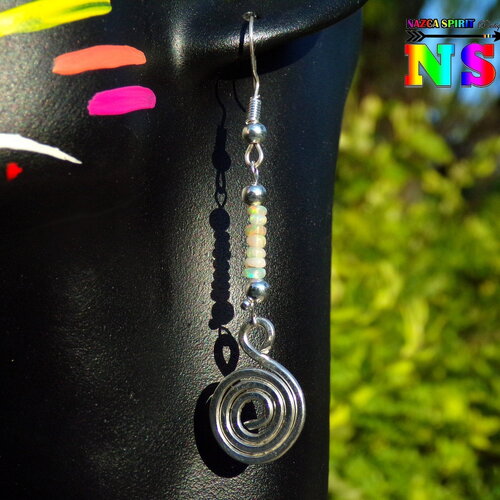Longs pendants ethniques de 7 cm (&quot;2.75) spirales en argent sterling et opales welo ethiopie - bijou précieux argent et opales naturelles