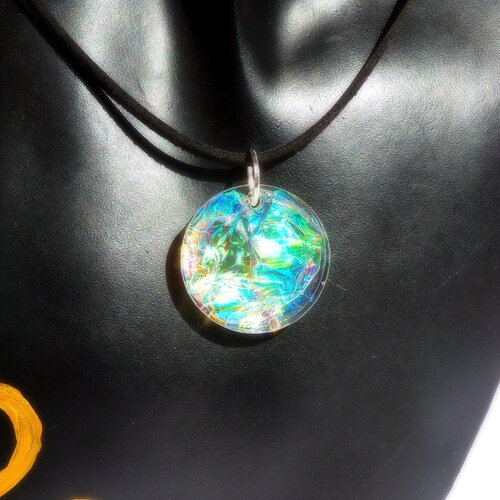 Collier réglable bohème chic / suédine effet cuir / pendentif handmade / rond résine / multicolore iridescent /effet opale australienne
