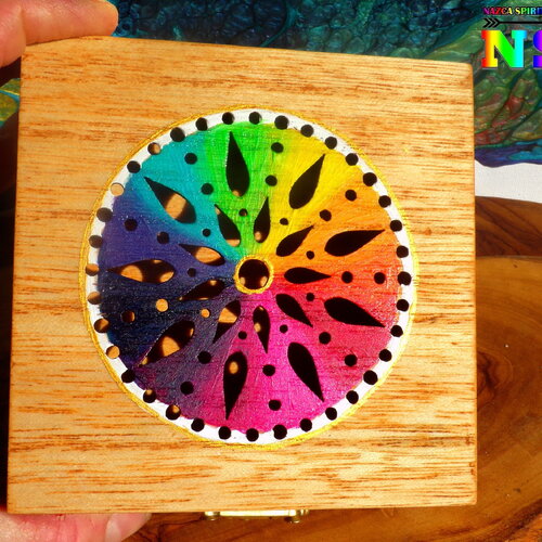 Boite à bijoux bohème en bois pin ciselé - motif attrape rêve ciselé - coffret artisanal peint à la main - boite multicolore et or