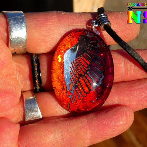 Collier bohème ajustable pendentif cabochon ovale en verre de 4 cm (&quot;1.57)  aile d'ange acier inoxydable  - bijou lumineux rouge orange or