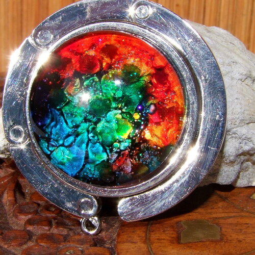 Accroche sac à main pliable en métal et son cabochon rond  en verre coloration artisanale multicolore