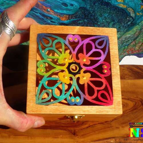 Boite à bijoux bohème en bois pin ciselé - motifs floraux ciselés - coffret artisanal peint à la main - boite multicolore iridescente et or