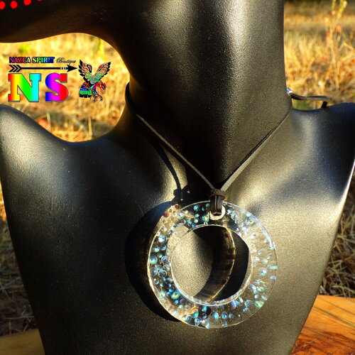 Collier boho bohème pendentif artisanal en résine transparente - perles bulles en cristal iridescent inclusion - tour de cou daim suédé noir