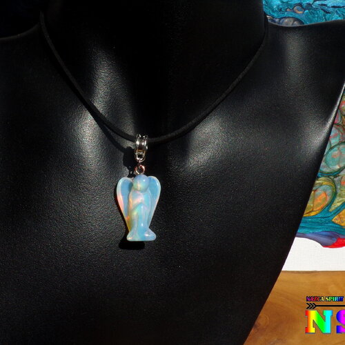 Collier ajustable pendentif ange sculpté en opaline - bijou croyance religieuse - bijou baptême ou communion - pendentif ange protecteur
