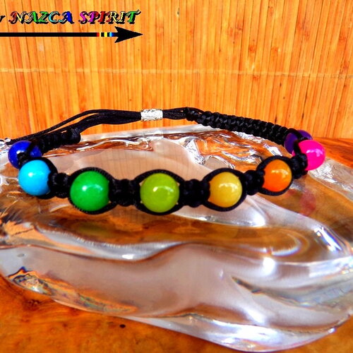 Bracelet artisanal ajustable bohème shamballa macramé noir et perles de jade des montagnes teintées