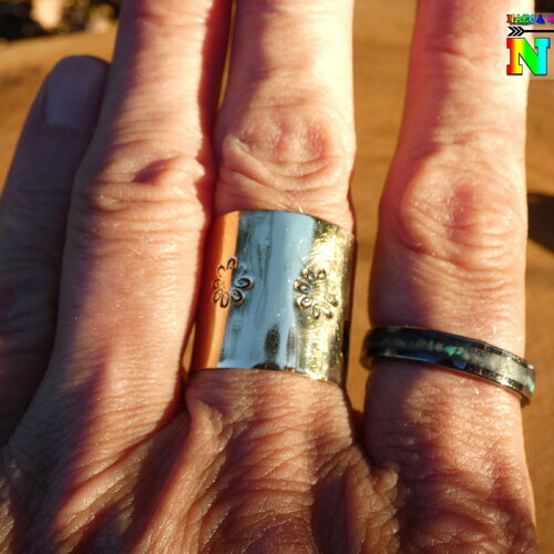 Bague ajustable jonc anneau large en laiton or - bijou fait main avec motifs fleurs - bague ethnique poinçons artisanaux