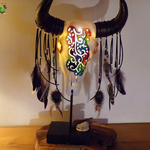 Grande lampe artistique décorative crâne de bison sculpté peint à la main -déco ethnique plumes naturelles et perles de turquoise
