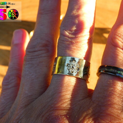 Bague ajustable jonc anneau large en laiton or - bijou fait main avec motifs fleurs effet relief - bague ethnique poinçons artisanaux