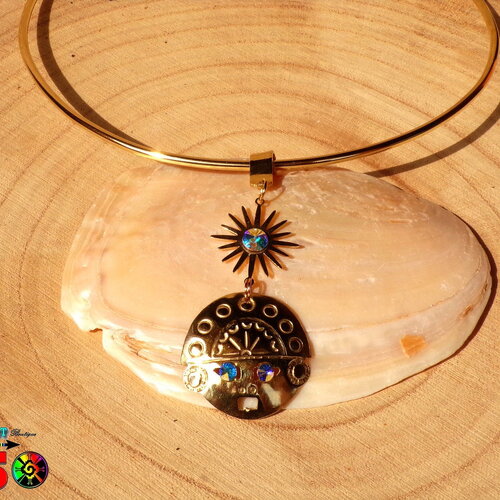 Collier jonc ajustable et pendentif masque maya fait main en laiton or et cristaux autrichiens ab - bijou tribal ethnique or et iridescent