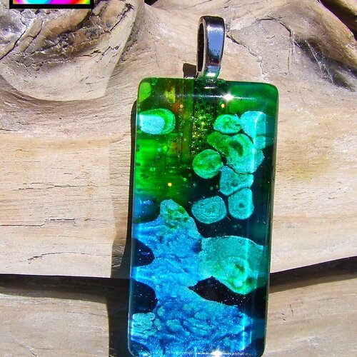 Pendentif rectangulaire de 5.8 cm  verre loupe peint et résiné à la main bleu-vert-turquoise iridescent
