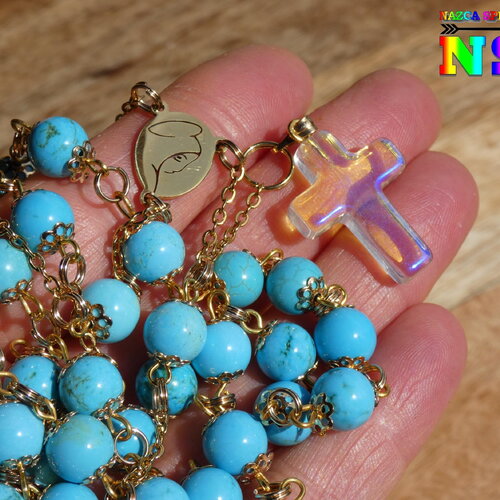 Chapelet en perles rondes de turquoises stabilisées de 8 mm, connecteur gravure moderne vierge marie en acier plaqué or, croix en opaline