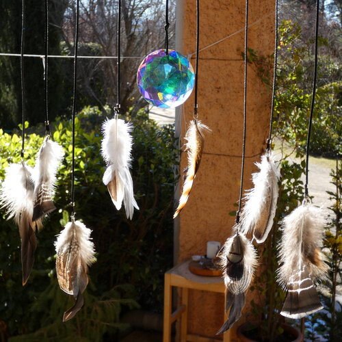 Grand sun catcher capteur lumière solaire, bois d'eucalyptus et plumes naturelles, cristal de bohème multicolore iridescent, objet home déco