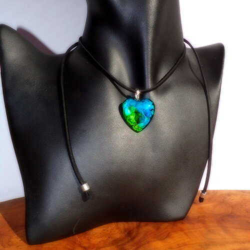 Collier bohème réglable pendentif coeur en verre / bijou d'amour / pendentif artisanal handmade / création unique /turquoise vert iridescent