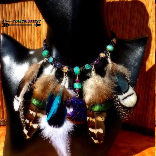 Collier ras de cou / native american / cristal bohème / aigle sculpté / perles soleil hématite multicolore / plumes naturelles