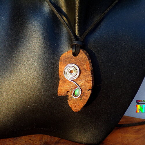 Collier ethnique ajustable - pendentif bois de tamaris et cabochon opale ethiopie - bijou tribal fait main - motif spirale cuivre plaqué or
