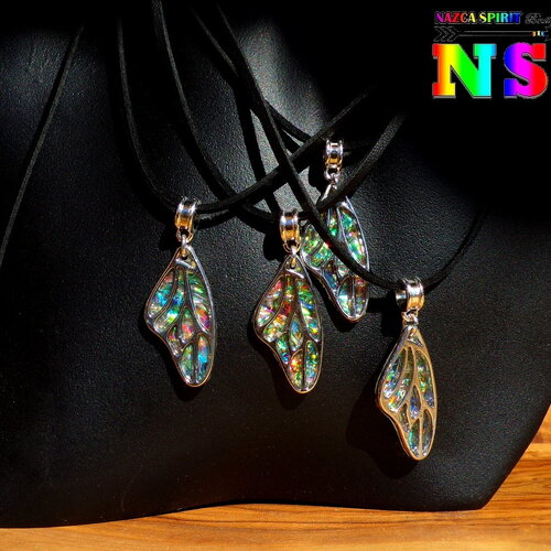 Collier ajustable simili cuir et pendentif aile de papillon ajouré 4 cm (&quot;1.57) / pendentif artisanal métal argenté /  résine iridescente