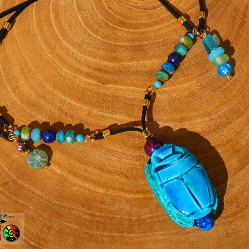 Collier egyptien ajustable pendentif scarabée en céramique emaillée bleu turquoise - bijou fait main lapis lazuli d'egypte et cristal bohème
