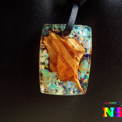 Collier ajustable bohème ethnique, pendentif rectangle bois eucalyptus, opales de feu naturelles inclusion résine, bijou artisanal précieux