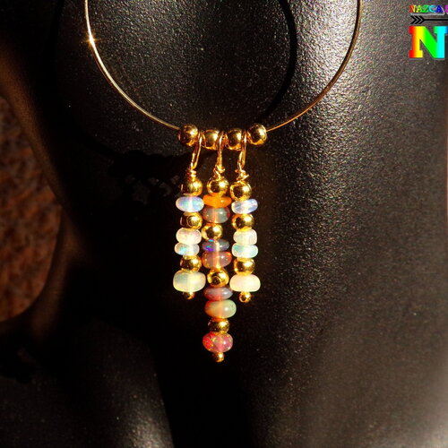 Paires de pendants créoles en laiton plaqué or et véritables perles d'opales welo d'ethiopie multicolores  - création artisanale fait main
