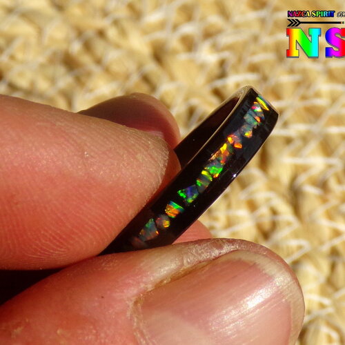 Anneau alliance bohème en carbure de tungstène noir et incrustation d'opales multicolores - bague précieuse mariage fiançaille - fr58 -us8.5