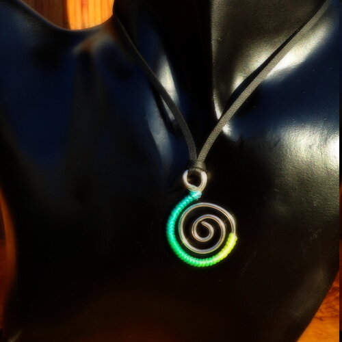 Collier réglable tribal ethnique, pendentif spirale argent 925, turquoise-vert-jaune, cadeau mariage fiançailles anniversaire