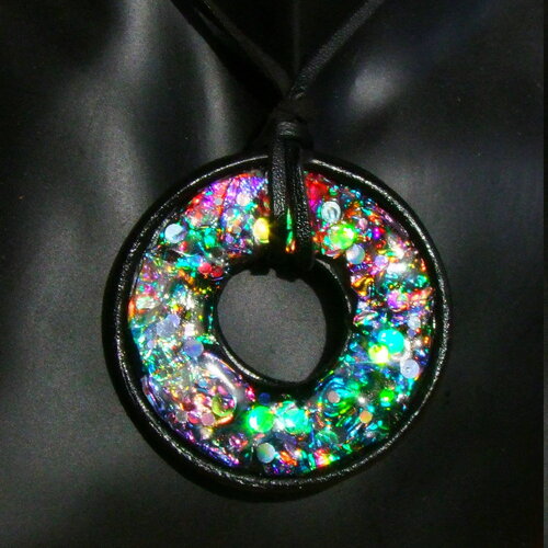 Collier bohème lacet suédine noir effet cuir auto-réglable et son pendentif artisanal donut acier-cuir et résine multicolore iridescente