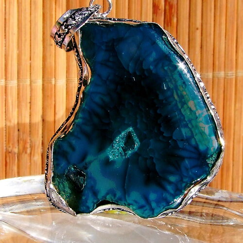 Grand pendentif artisanal  agate druzy géode bleue sertie sur monture plaquée argent de 7.2 cm x 4.6 cm