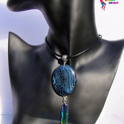 Collier tribal ethnique tour de cou en cuir, pendentif artisanal agate bleue, serpent ciselé et plume métal emaillée bleu turquoise