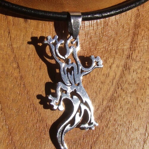 Collier cuir noir et pendentif gecko ciselé en acier inoxydable couleur argent brillant