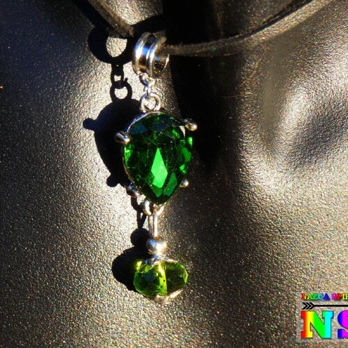 Collier ajustable esprit bohème -pendentif goutte crital de bohème facetté serti sur monture plaqué argent-bijou femme cristal vert emeraude