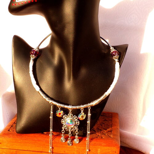 Collier torque mariage, coton tissé blanc, fil plaqué argent et cristal autrichien aurore boréalis, pendant fleur ciselée iridescentes
